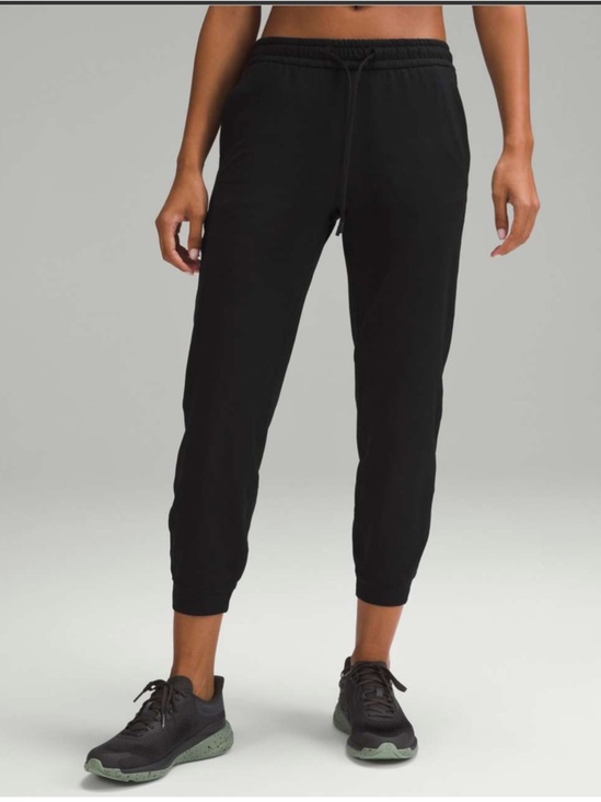 lululemon athletica Pants - Lululemon Black Soft Jersey Classic-Fit Mid-Rise Jogger | Size 2